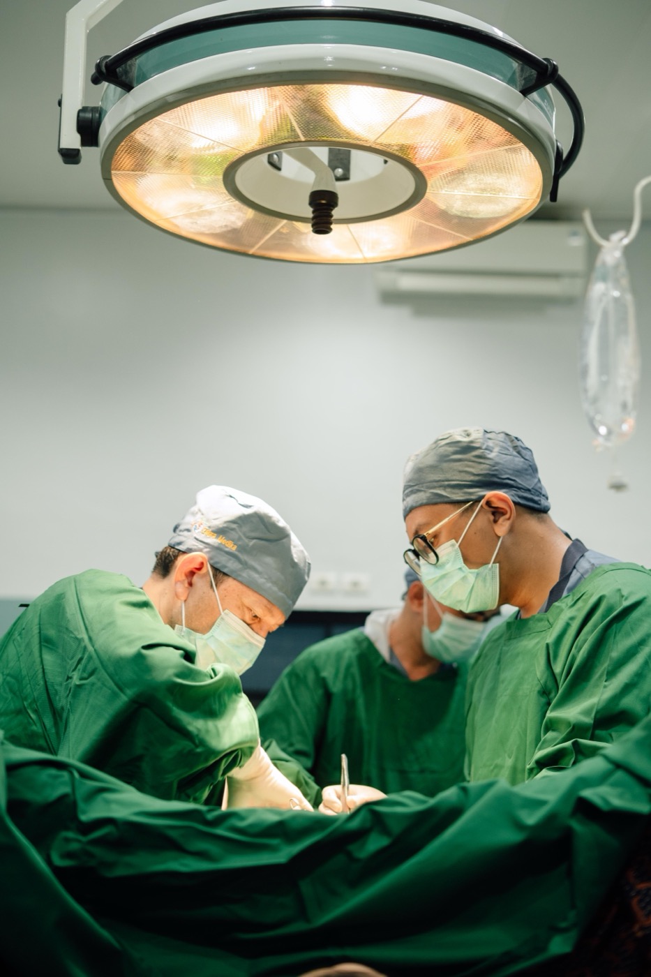 Tindakan bedah di kamar operasi Zahra Medika Hospital